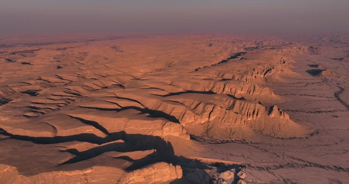 جبال في منطقة الرياض عند الغروب، لقطة جوية.