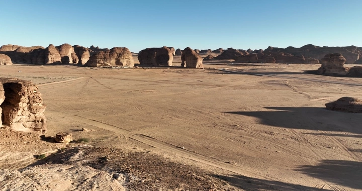جبل الفيل في العلا، مشهد بانورامي في وضح النهار.