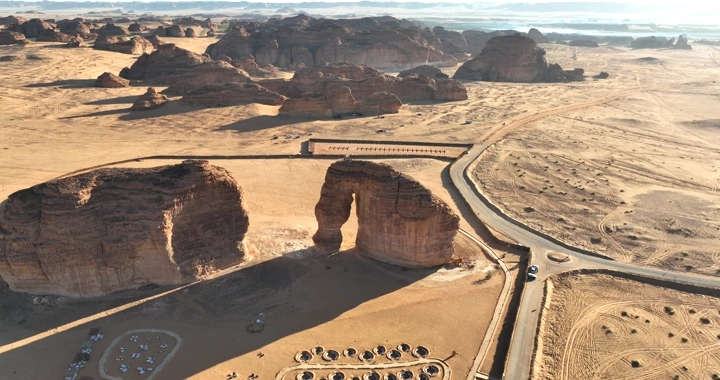 جبل الفيل في العلا، لقطة جوية نهارية.