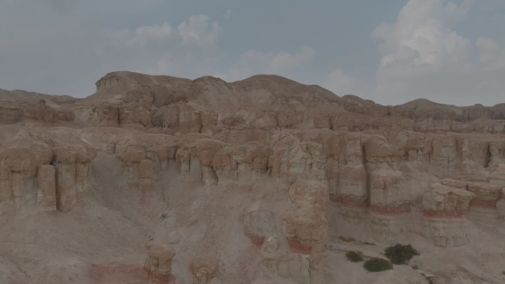 تشكيلات جبل القارة في الأحساء تحت السماء الغائمة، لقطة جوية.