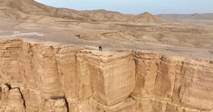 جلسة على حافة جبال طويق بالرياض، لقطة جوية.