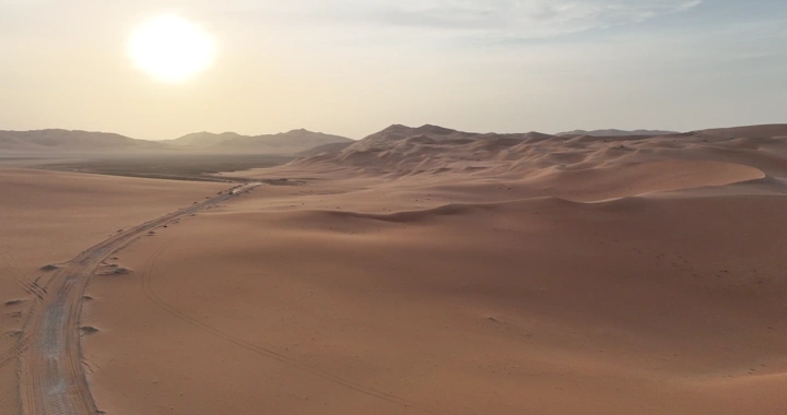 صحراء شاسعة في الربع الخالي عند الغروب، لقطة جوية.