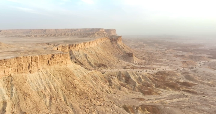 حافة جبل طويق في الرياض، لقطة جوية.
