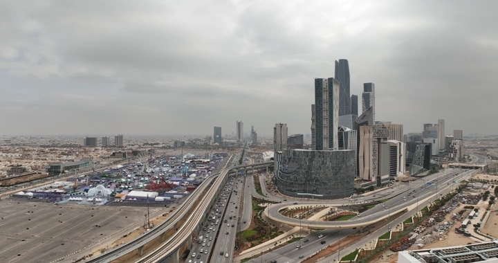 حركة مرور السيارات في طريق الملك فهد بالرياض، لقطة جوية.