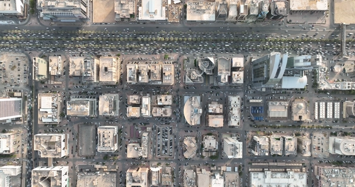 حركة مرور السيارات في طريق الملك فهد بالرياض، لقطة جوية.