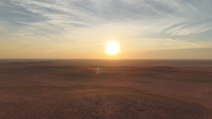 شروق الشمس فوق الصحراء، لقطة جوية.