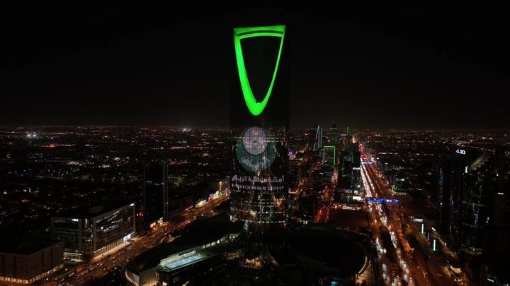 برج المملكة في الرياض مضاء ليلاً، لقطة جوية.