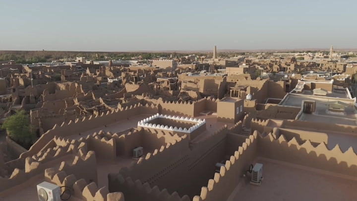 منظر جوي لمدينة شقراء التراثية في الرياض، لقطة نهارية.