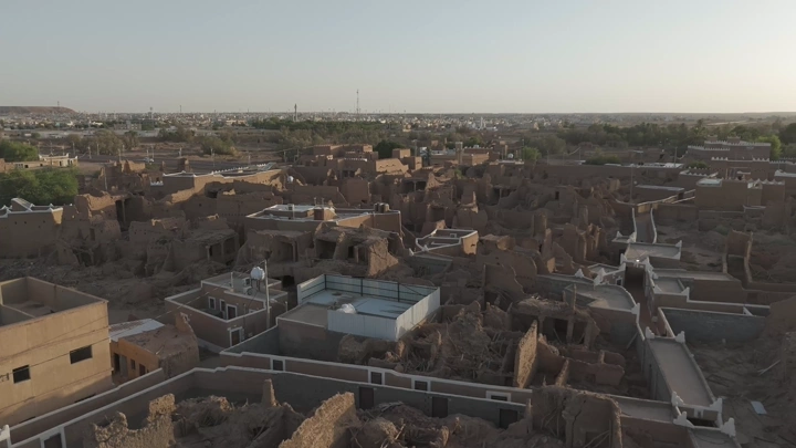 منظر جوي لمدينة شقراء في الرياض، يظهر المباني الطينية التقليدية.