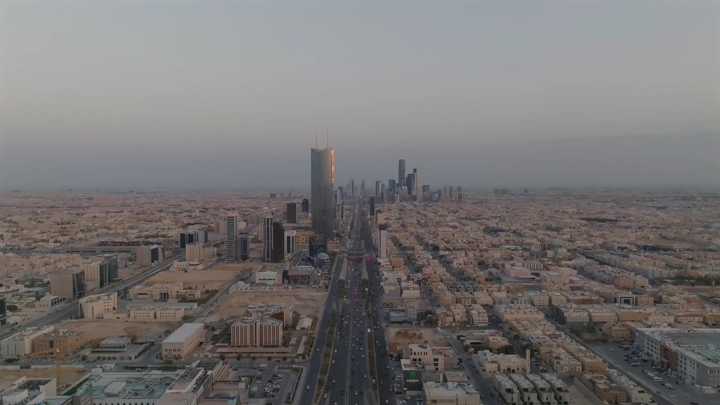 منظر جوي لطريق الملك فهد في الرياض عند الغروب.