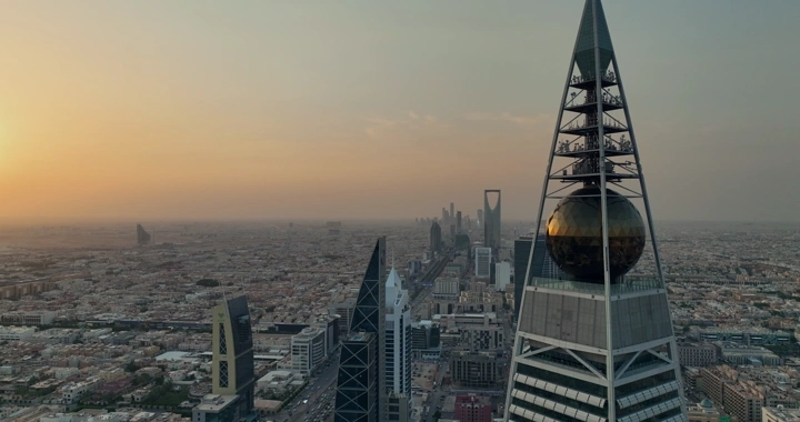 برج الفيصلية والمملكة في الرياض عند الغروب، لقطة جوية.