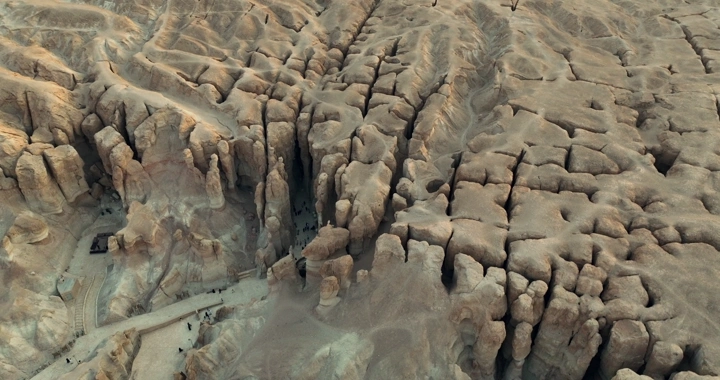 جبل القارة في الأحساء، لقطة جوية، منظر طبيعي مذهل.