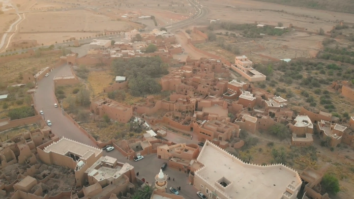 لقطة جوية لقرية أشيقر التاريخية في الرياض، درون.