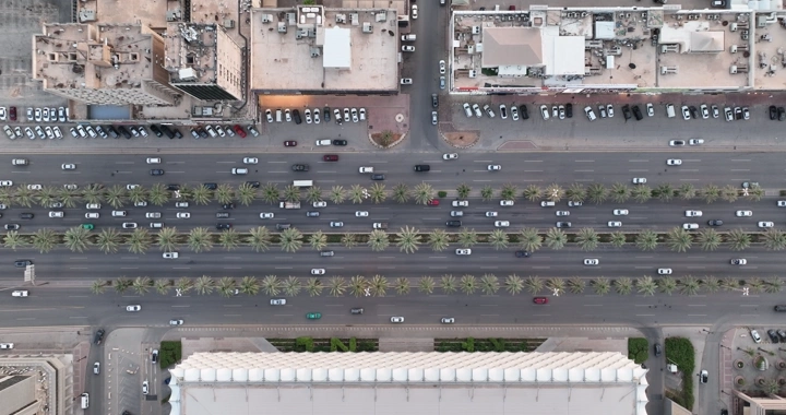 حركة مرور على طريق الملك فهد بالرياض، لقطة جوية.