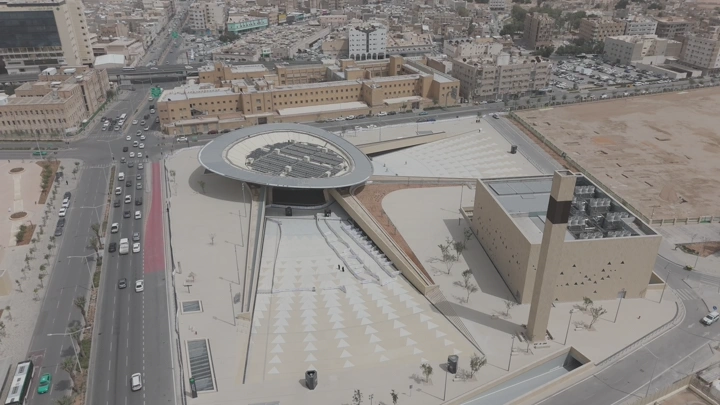 محطة قصر الحكم في الرياض، لقطة جوية نهارية.