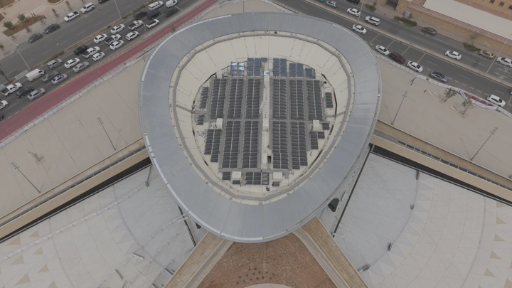 ألواح شمسية على سطح محطة قصر الحكم بالرياض، لقطة جوية.