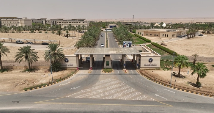 مدخل مدينة الأمير سلطان الإنسانية بالرياض، لقطة جوية نهارية.