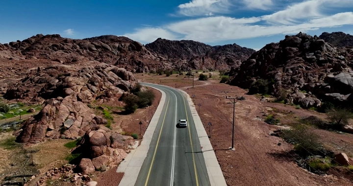 طريق في جبال حائل تحت سماء زرقاء، لقطة جوية.