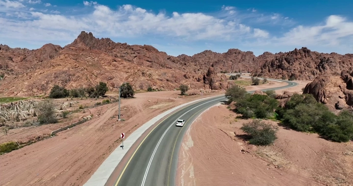 طريق متعرج بين جبال حائل، لقطة جوية.