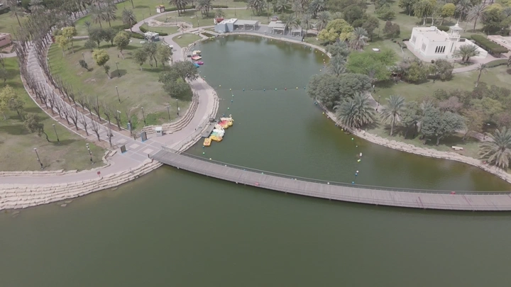 منتزه السلام في الرياض من الجو، يظهر الجسر والبحيرة.