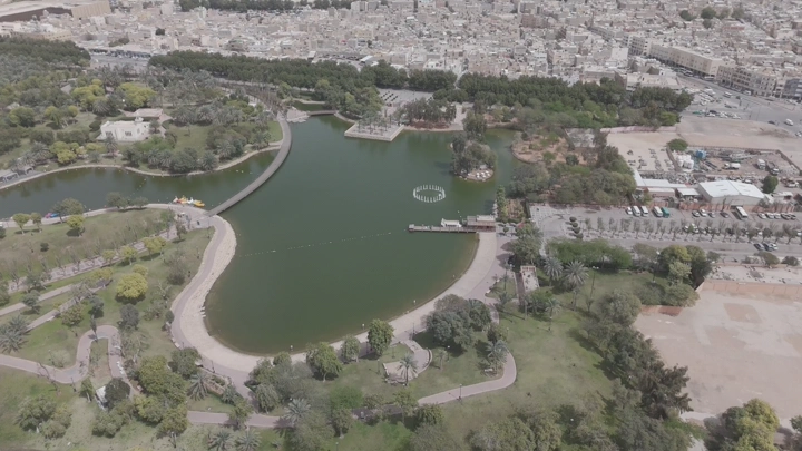 منتزه السلام في الرياض من الجو، لقطة نهارية.