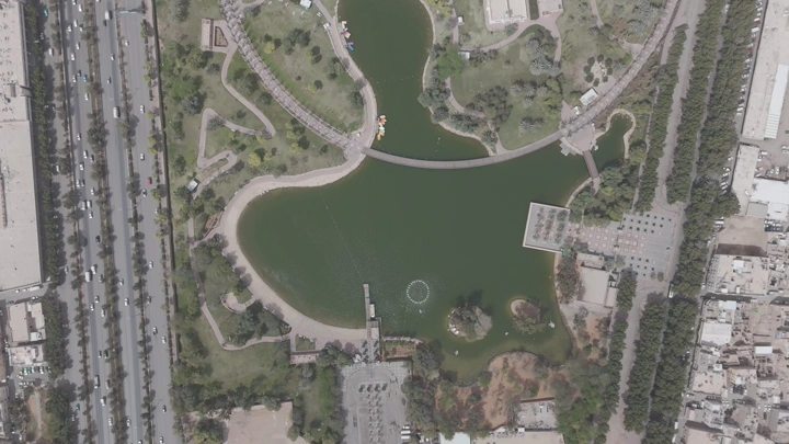 صورة جوية لمنتزه السلام في الرياض، تُظهر بحيرة وحدائق محيطة.