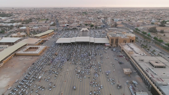 مهرجان التمور في القصيم، لقطة جوية تظهر السوق المزدحم بالسيارات.