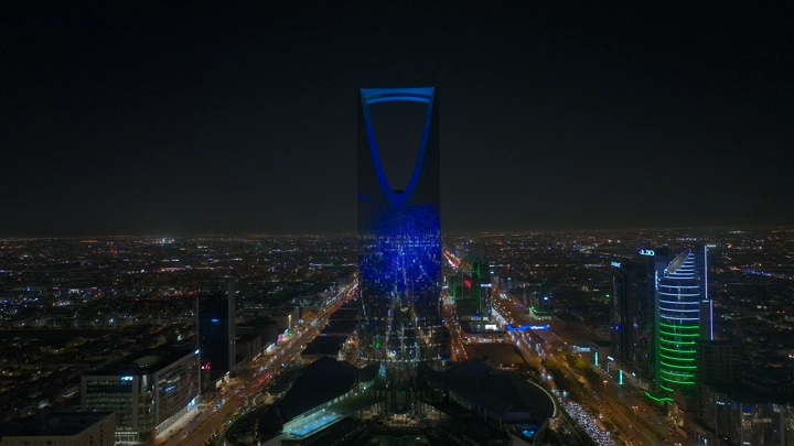 برج المملكة في الرياض ليلاً، لقطة جوية.