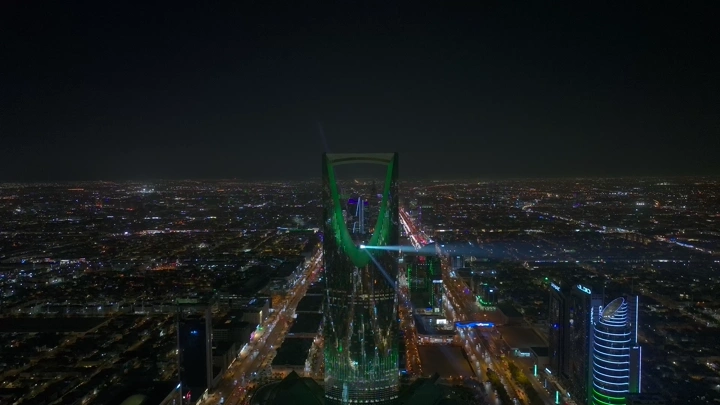 برج المملكة في الرياض ليلاً، لقطة جوية.