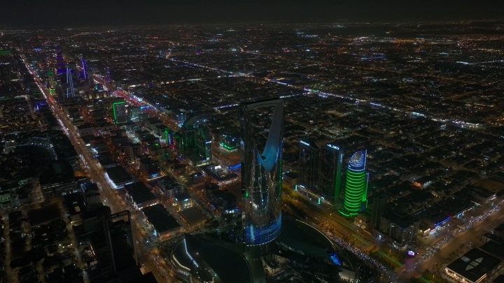 برج المملكة في الرياض ليلاً، لقطة جوية.