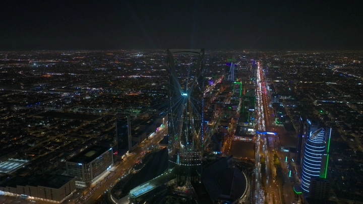 برج المملكة في الرياض ليلاً، لقطة جوية.