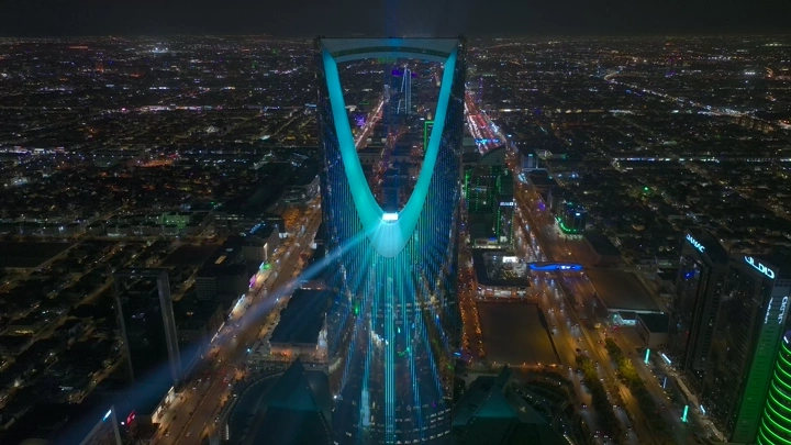 برج المملكة في الرياض ليلاً، لقطة جوية.