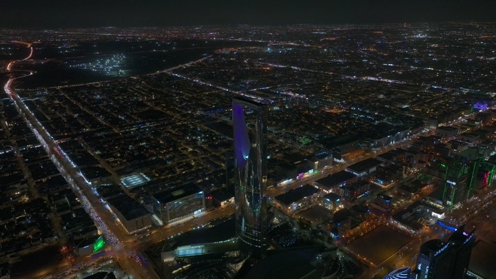 برج المملكة في الرياض ليلاً، لقطة جوية.