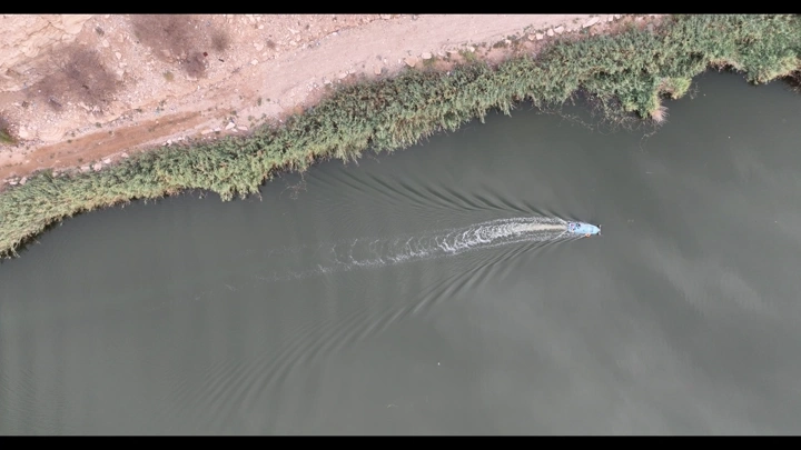 قارب صغير في وادي نمار بالرياض، لقطة جوية.