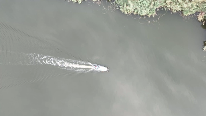 قارب في وادي نمار بالرياض، لقطة جوية.