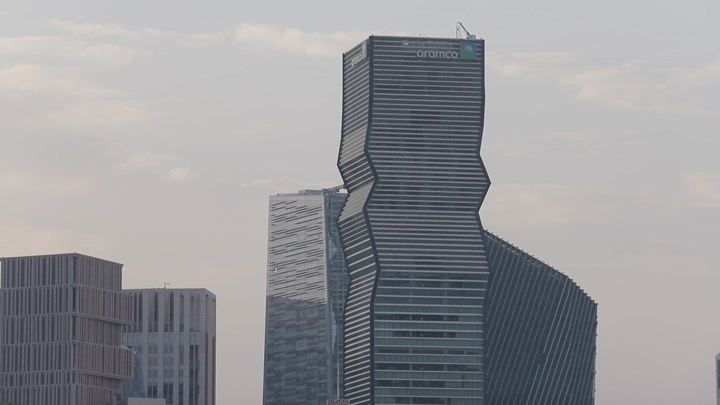 مبنى مركز مالي في الرياض خلال النهار، لقطة من الأرض.