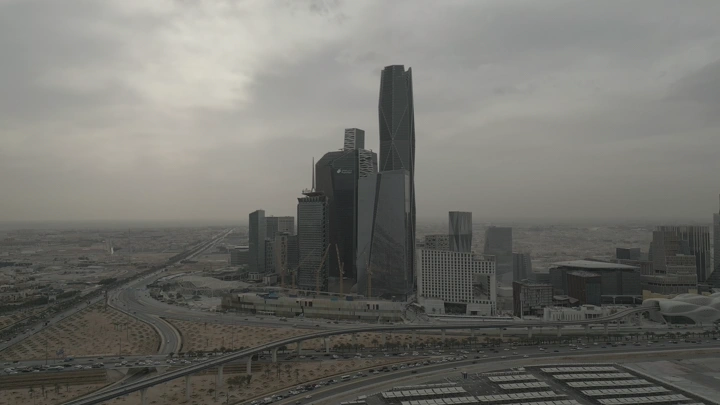 مركز الملك عبدالله المالي في الرياض تحت سماء غائمة، تصوير درون.