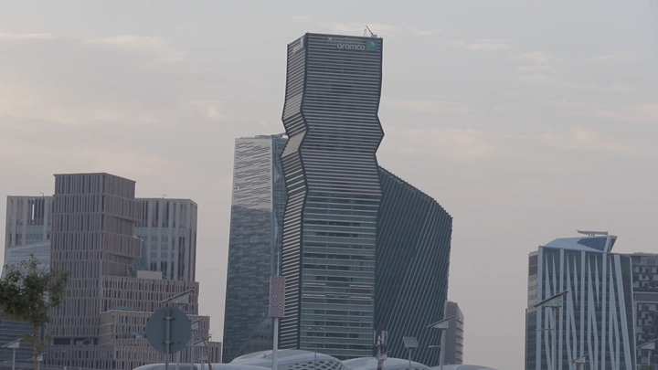 مباني مركزية في الرياض عند الغروب، لقطة من الأرض.