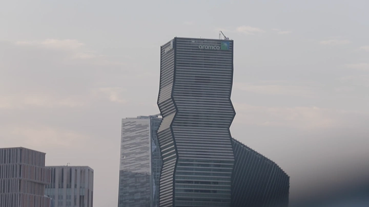 برج في المركز المالي بالرياض، لقطة نهارية.