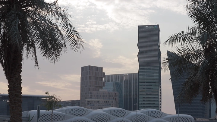 المركز المالي في الرياض مع أشجار النخيل، لقطة نهارية.