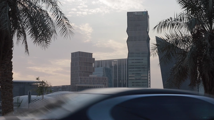 المركز المالي مع أشجار ونخيل في الرياض، لقطة نهارية.