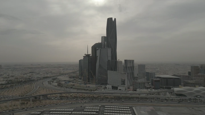 مركز الملك عبدالله المالي في الرياض تحت سماء غائمة، تصوير درون.