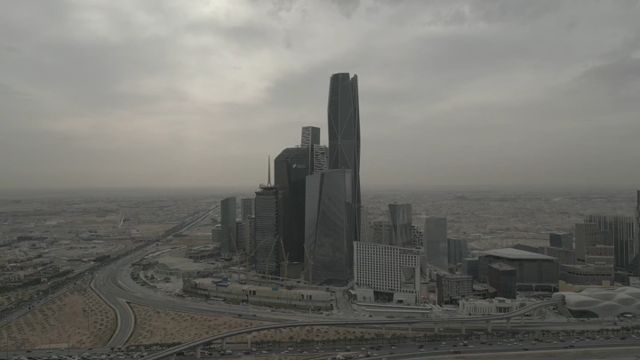 مركز الملك عبدالله المالي في الرياض، تصوير درون في يوم غائم.