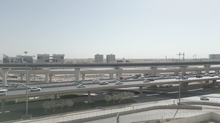 طرق سريعة مزدحمة في مركز الملك عبدالله المالي، لقطة درون.