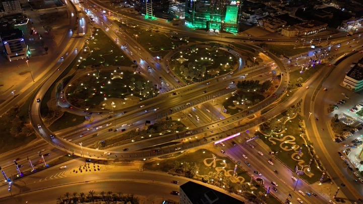 طريق الملك فهد ليلاً في الرياض، تصوير درون هايبرلابس .لقطة جوية