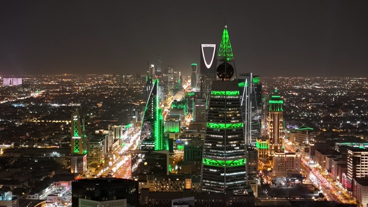 طريق الملك فهد ليلاً في الرياض، تصوير درون.