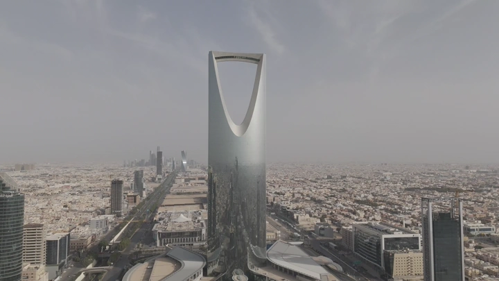 برج المملكة في الرياض، تصوير درون نهاري.