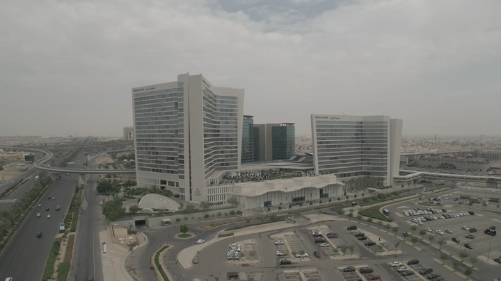 فندق كبير في الرياض، تصوير جوي في النهار.