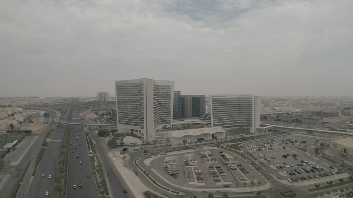 فندق كبير في الرياض مع مرور المترو، تصوير درون.