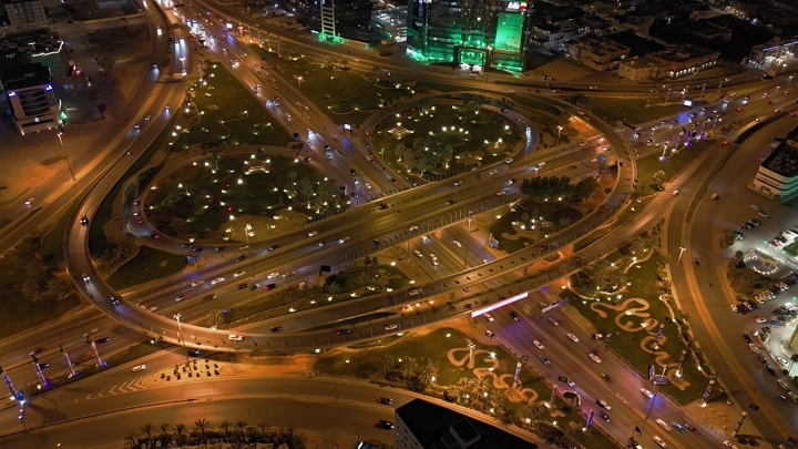 طريق الملك فهد ليلاً بتصوير درون، منظر جوي تايم لابس.